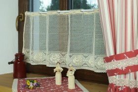 Paličkovaná režná záclonka růžička výška 39 cm